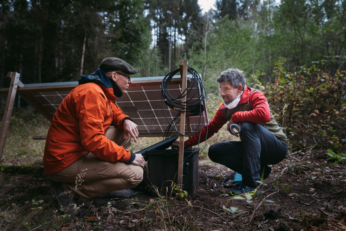 Prof. Dr. Lars Opgenoorth und Prof. Dr. Thomas Nauss beim Arbeiten im Wald