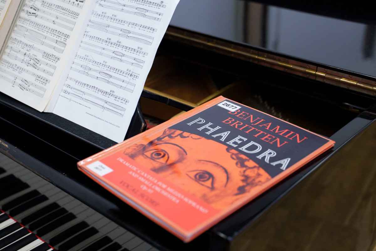 Eine Textfassung von Benjamin Brittens Oper Phaedra liegt auf einem Klavier.