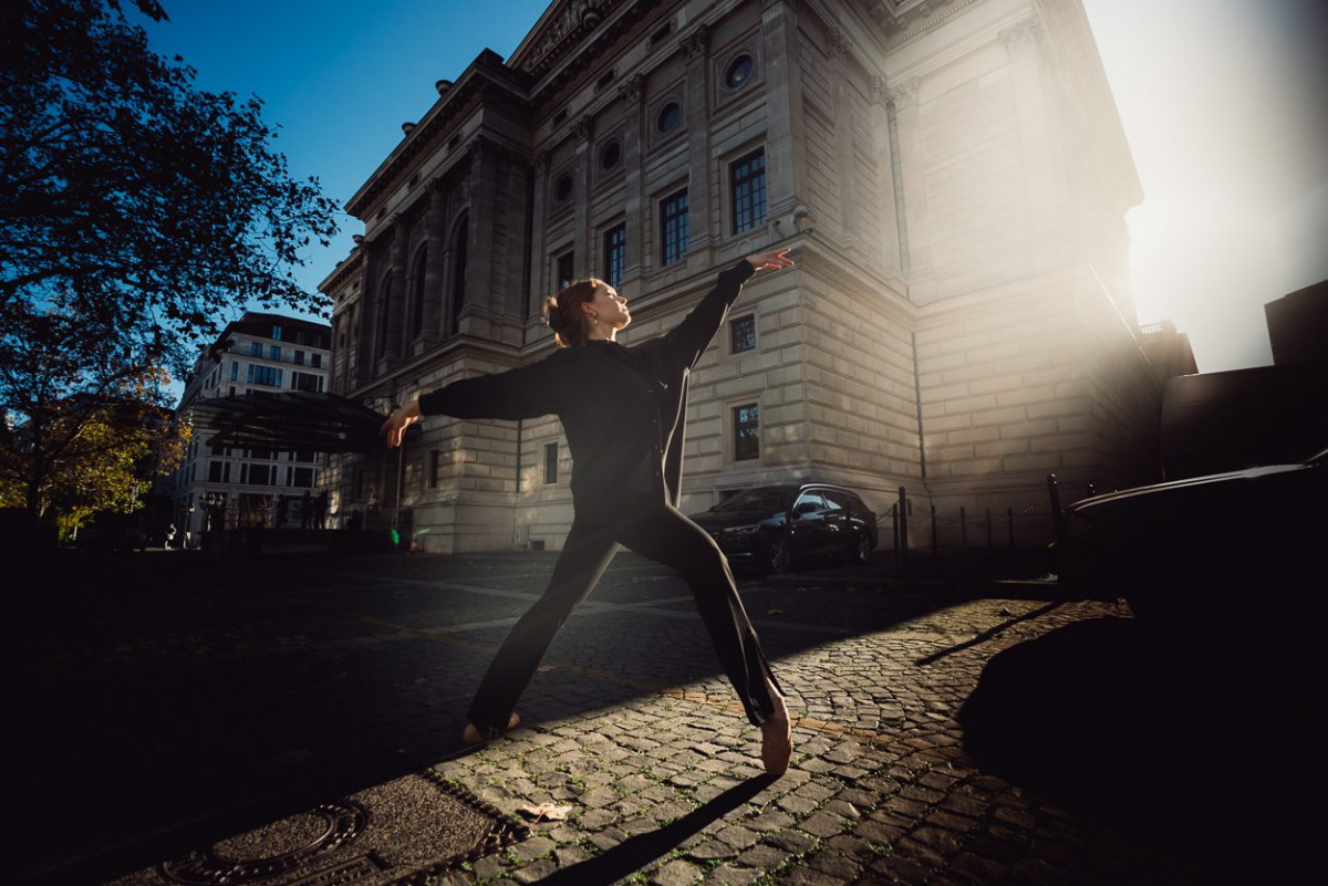 Tänzerin Mirjam Motzke tanzt auf einem öffentlichen Platz in Frankfurt am Main.