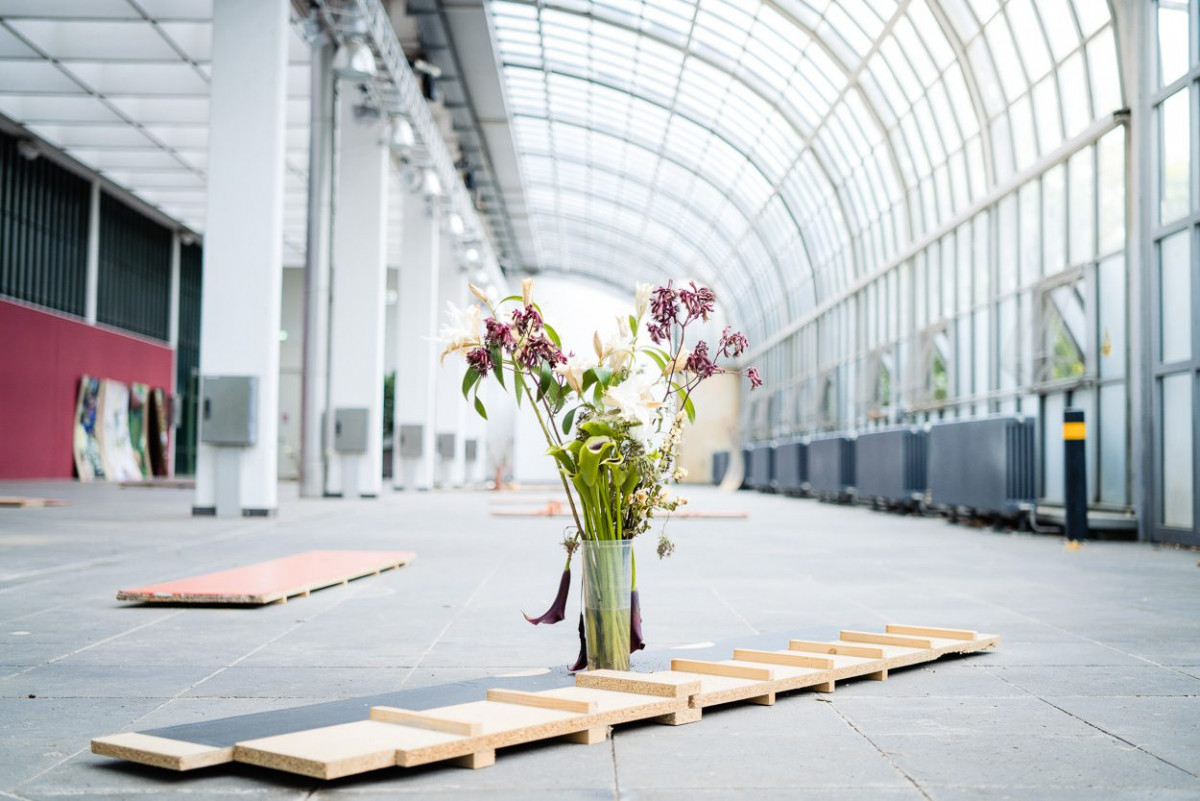 Eine Vase mit Blumen als Exponat bei der Ausstellung Moving Plants im Frankfurter Palmengarten.
