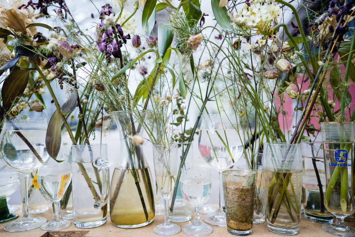 Verschiedene Blumen in Vasen bei der Ausstellung Moving Plants.