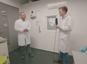 Science Reporter Maurice spricht im Labor der der Justus-Liebig-Universität Gießen mit Prof. Dr. Holger Zorn über Lebensmittelchemie.