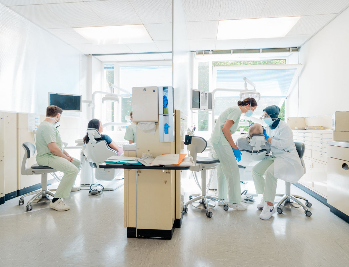 Studierende arbeiten im zahnmedizinischen Labor der Philipps-Universität Marburg.