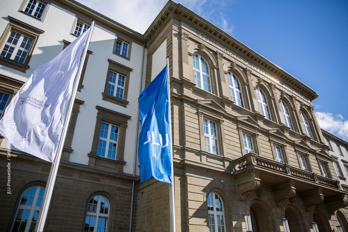 Flaggen vor dem Hauptgebäude der Justus-Liebig-Universität Gießen