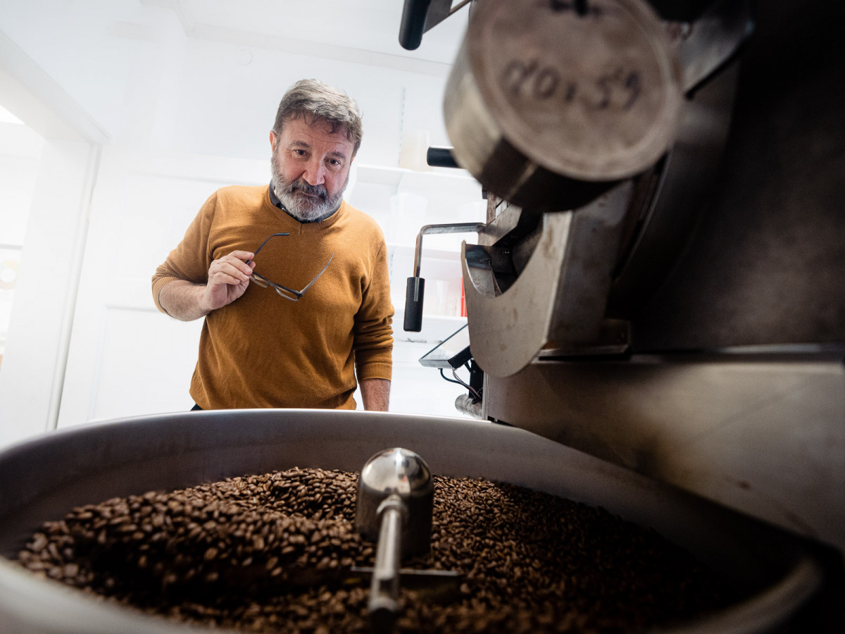 Prof. Dr. Bernd Lindemann prüft die Röstung des Kaffees im Kaffeelabor.