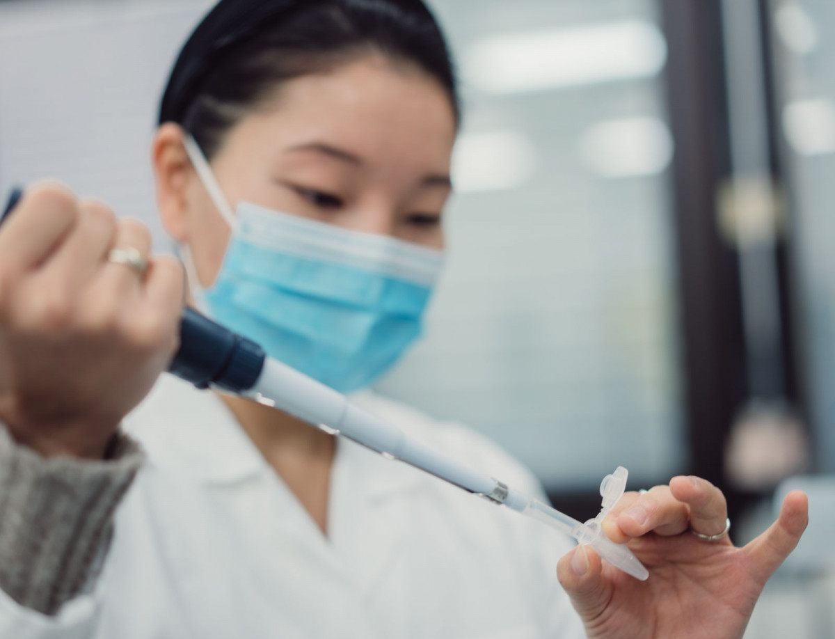 Uurtuya Hochban beim Pipettieren am Institut für Pharmakologie und Klinische Pharmazie