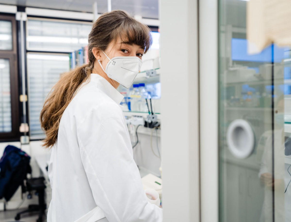 Katharina Becker im Labor am Institut für Pharmakologie und Klinische Pharmazie an der Philipps-Universität Marburg