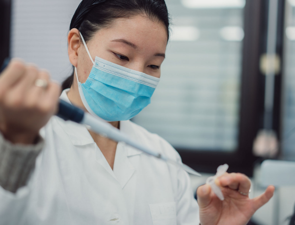 Uurtuya Hochban beim Pipettieren am Institut für Pharmakologie und Klinische Pharmazie