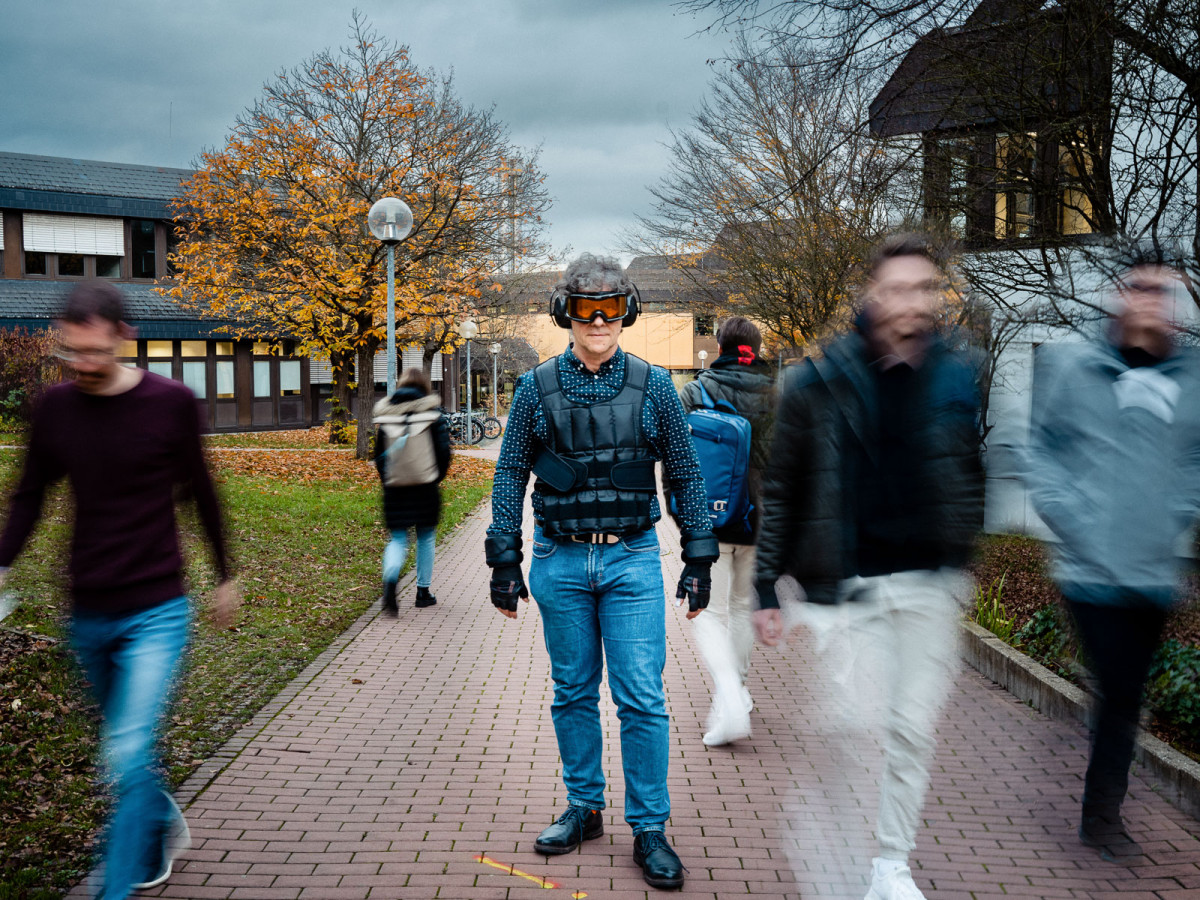 Im Mobilitätslabor an der Hochschule RheinMain können Studierende mit Rollstühle, Westen und Brillen körperliche Einschränkungen simulieren.