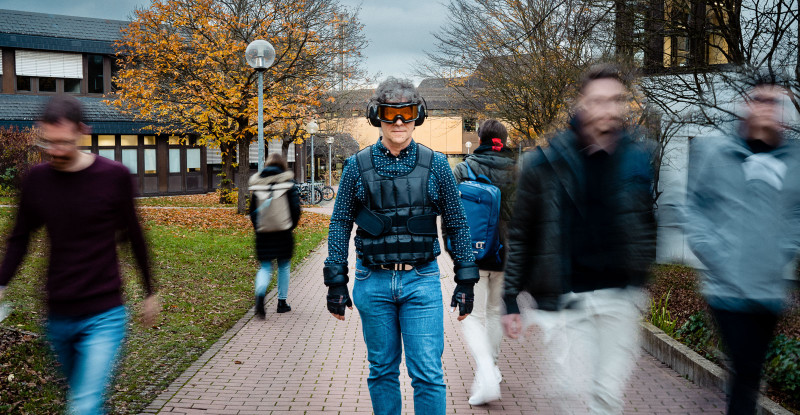 Im Mobilitätslabor an der Hochschule RheinMain können Studierende mit Rollstühle, Westen und Brillen körperliche Einschränkungen simulieren.