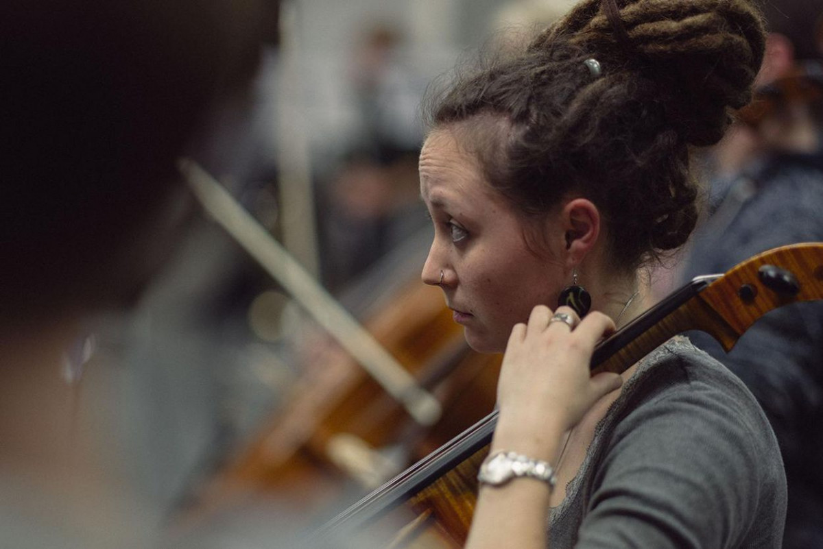 Eine junge Frau spielt ein Cello