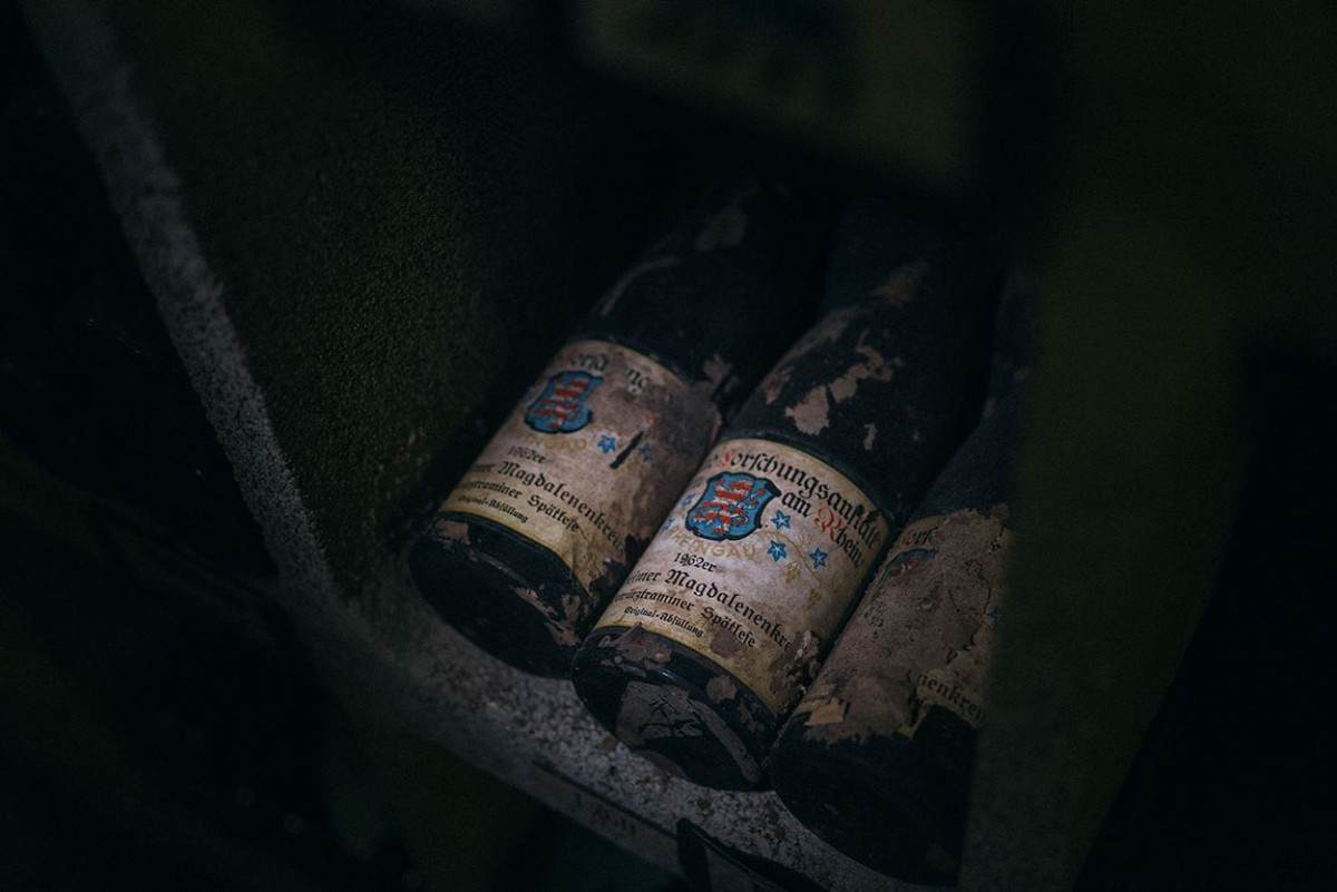 Zwei alte Weinflaschen mit historischem Etikett