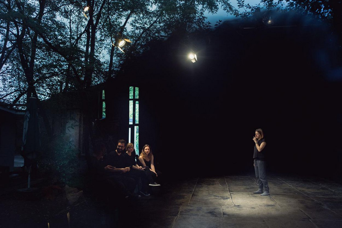 Mitglieder der Theatergruppe Dramarasmus der Universität Marburg proben im Dunkeln auf einer Freilichtbühne