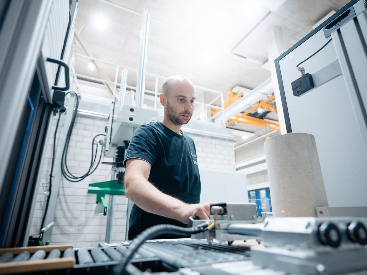 Diplom-Ingenieur Manuel Koob forscht und lehrt an immer neuen Verfahren am Institut für Konstruktion und Tragwerk (IKT) der Technischen Hochschule Mittelhessen am Campus Gießen.