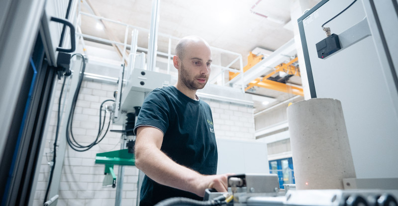 Diplom-Ingenieur Manuel Koob forscht und lehrt an immer neuen Verfahren am Institut für Konstruktion und Tragwerk (IKT) der Technischen Hochschule Mittelhessen am Campus Gießen.