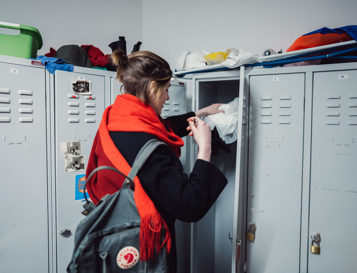 Schauspielstudentin Fenna räumt Dinge in ihren Spind.