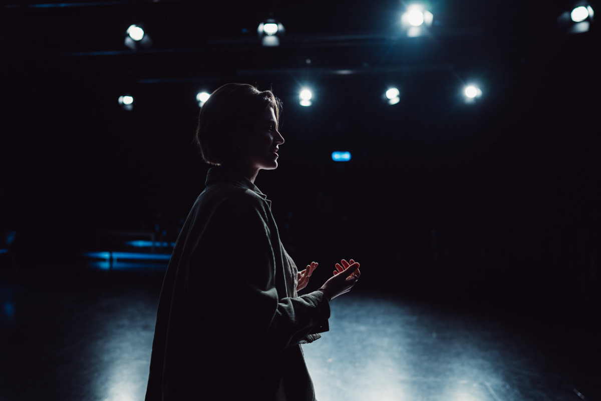 Schauspielstudentin Fenna bei der Probe im Gegenlicht der Scheinwerfer.