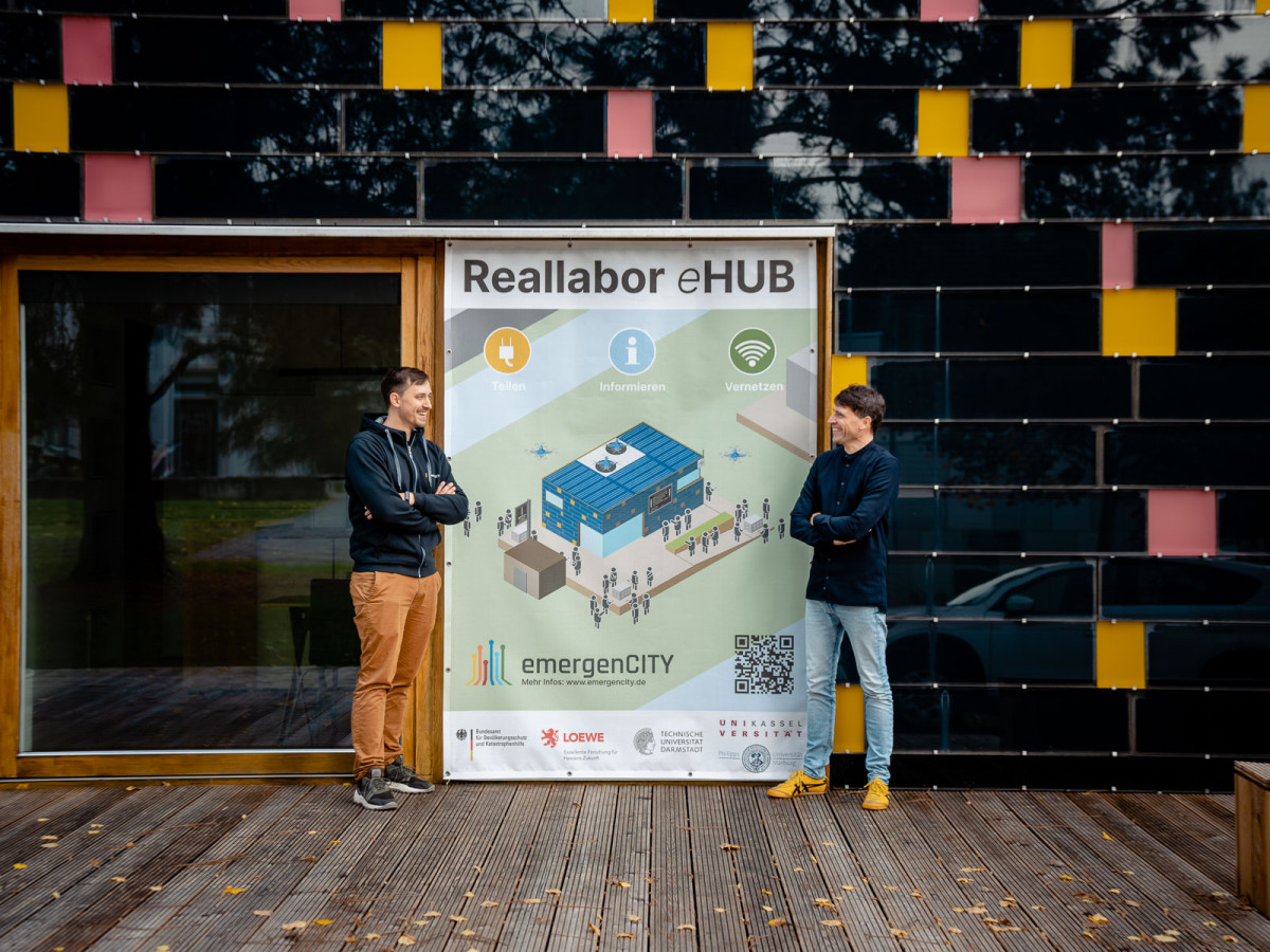 Martin Pietsch und Dr.-Ing. Joachim Schulze von der TU Darmstadt stehen vor dem eHUB.