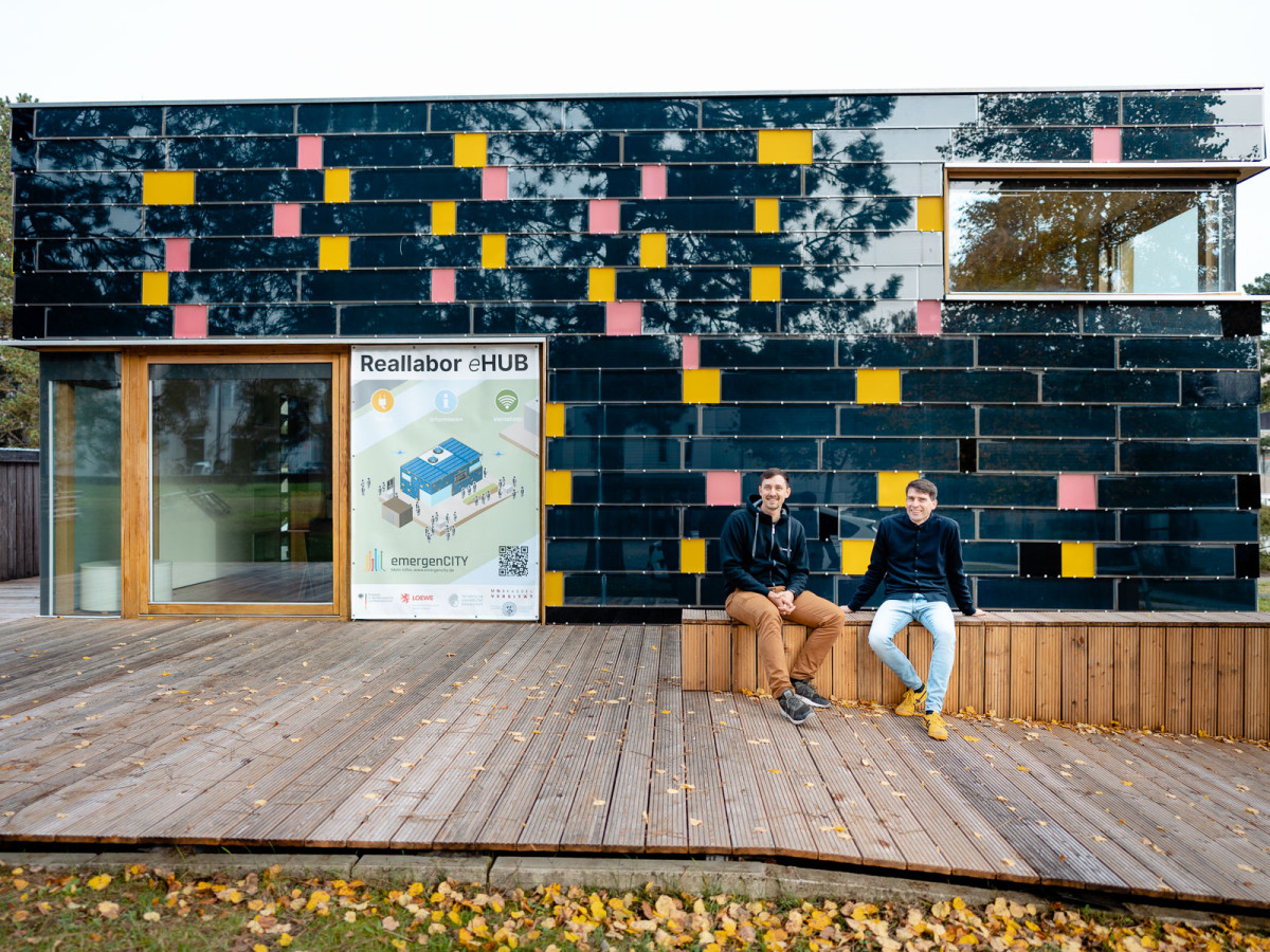 Martin Pietsch und Dr.-Ing. Joachim Schulze von der TU Darmstadt stehen vor dem eHUB.