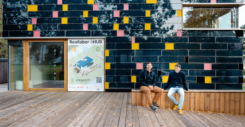 Martin Pietsch und Dr.-Ing. Joachim Schulze von der TU Darmstadt stehen vor dem eHUB.