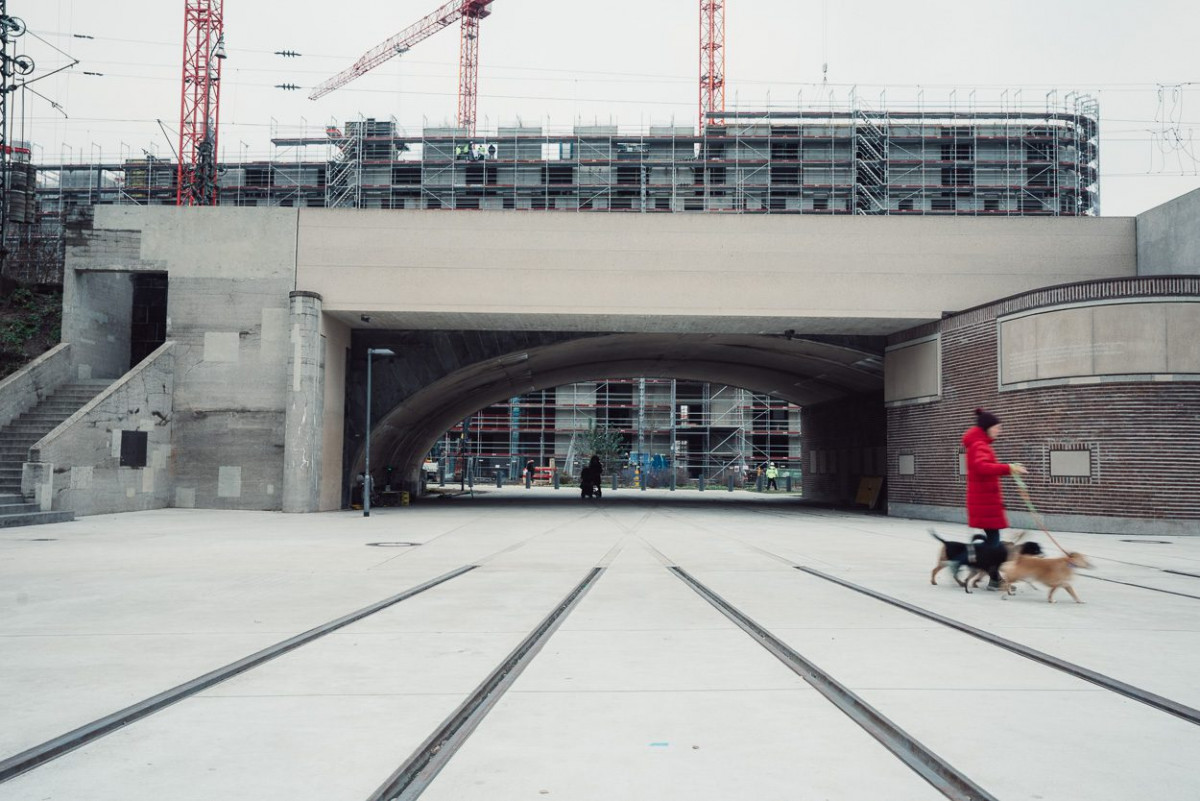 Eine Passantin vor der Frankfurter Großmarkthalle