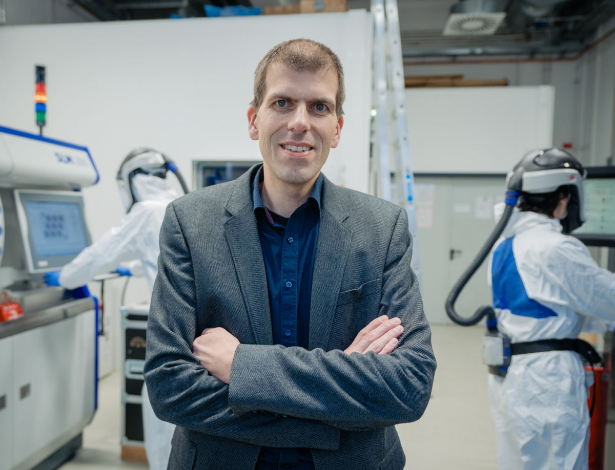 Prof. Dr.-Ing. Thomas Niendorf in der Maschinenhalle des Fachbereichs Maschinenbau der Universität Kassel.