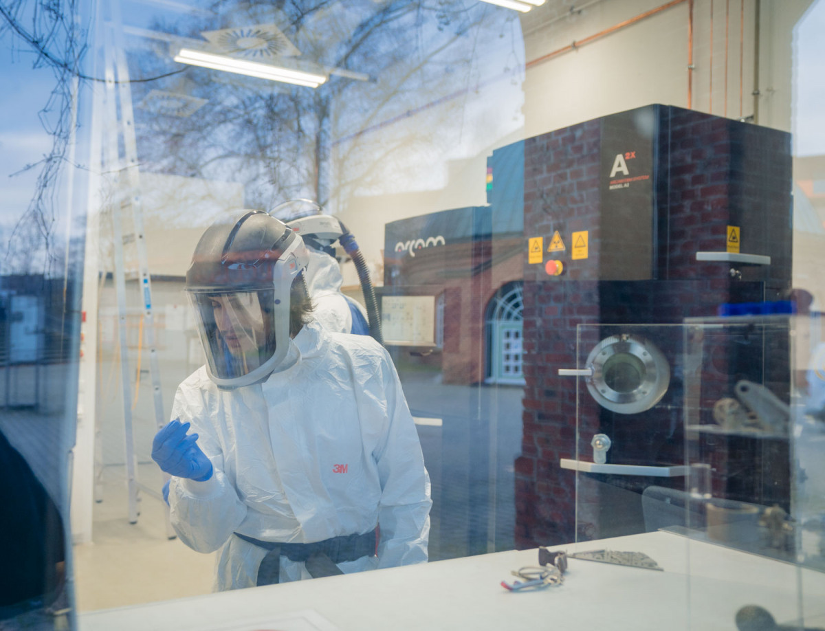 Tizian Arnold bei der Arbeit am Fachbereich Maschinenbau der Universität Kassel.