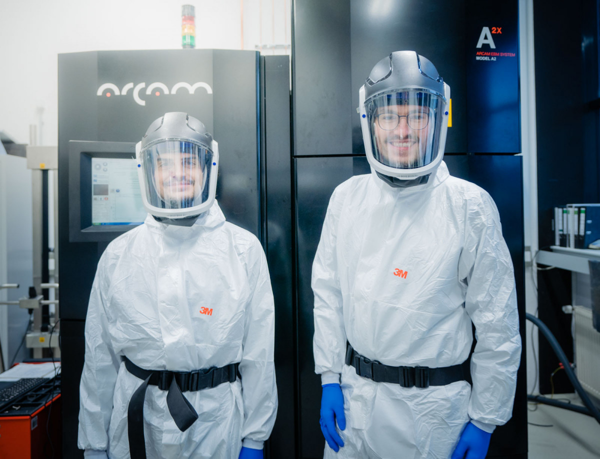 Tizian Arnold und Moritz Kahlert in Schutzkleidung in der Maschinenhalle.