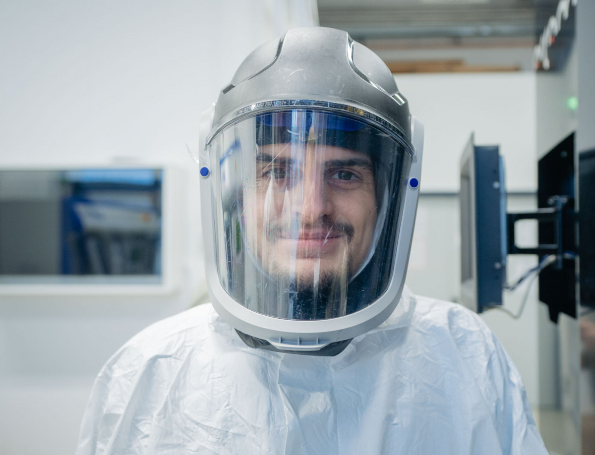 Tizian Arnold vom Fachbereich Metallische Werkstoffe in Schutzkleidung.