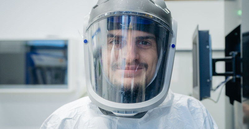 Tizian Arnold vom Fachbereich Metallische Werkstoffe in Schutzkleidung.