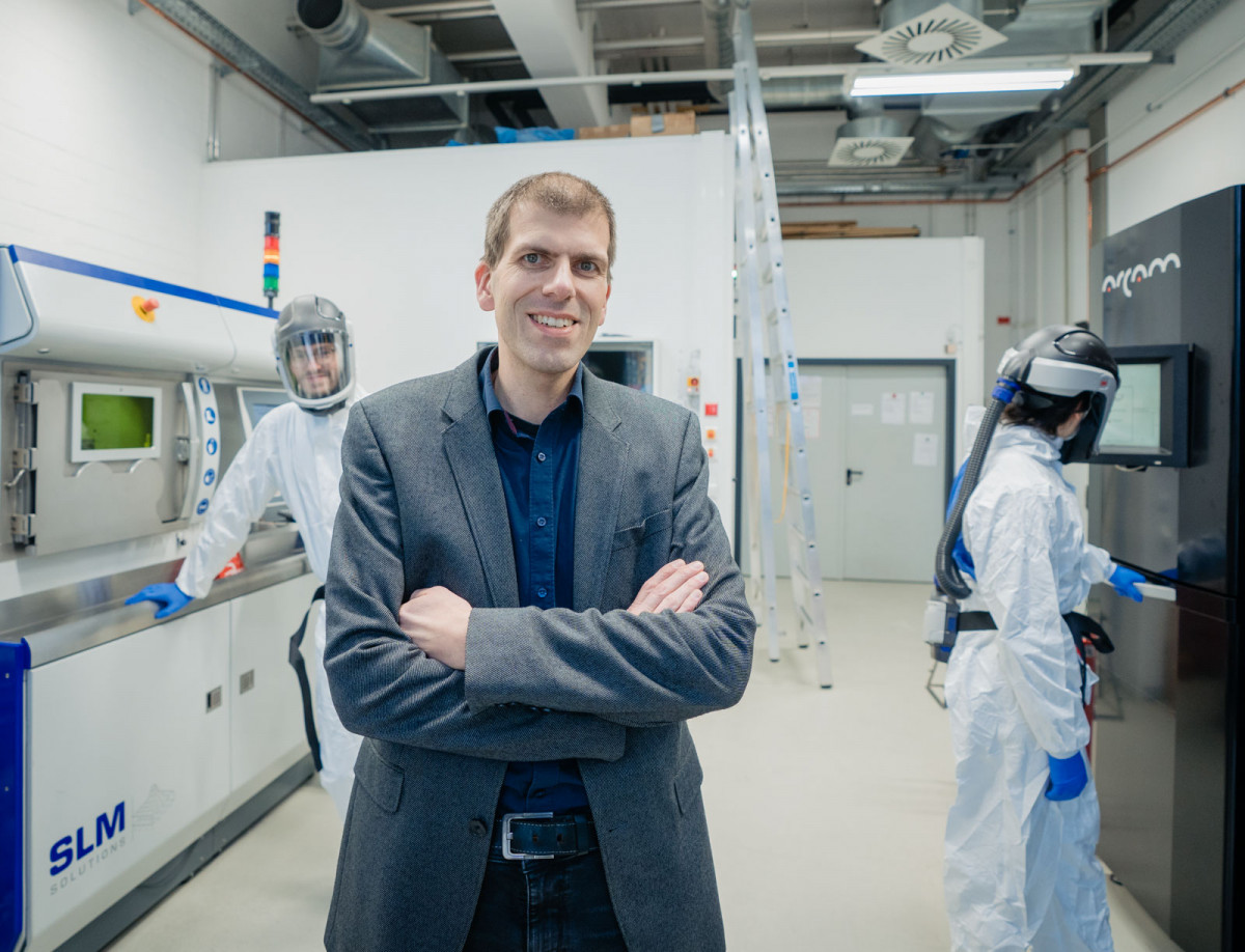 Prof. Dr.-Ing. Thomas Niendorf in der Maschinenhalle des Fachbereichs Maschinenbau der Universität Kassel.