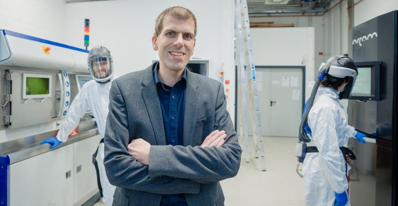 Prof. Dr.-Ing. Thomas Niendorf in der Maschinenhalle des Fachbereichs Maschinenbau der Universität Kassel.