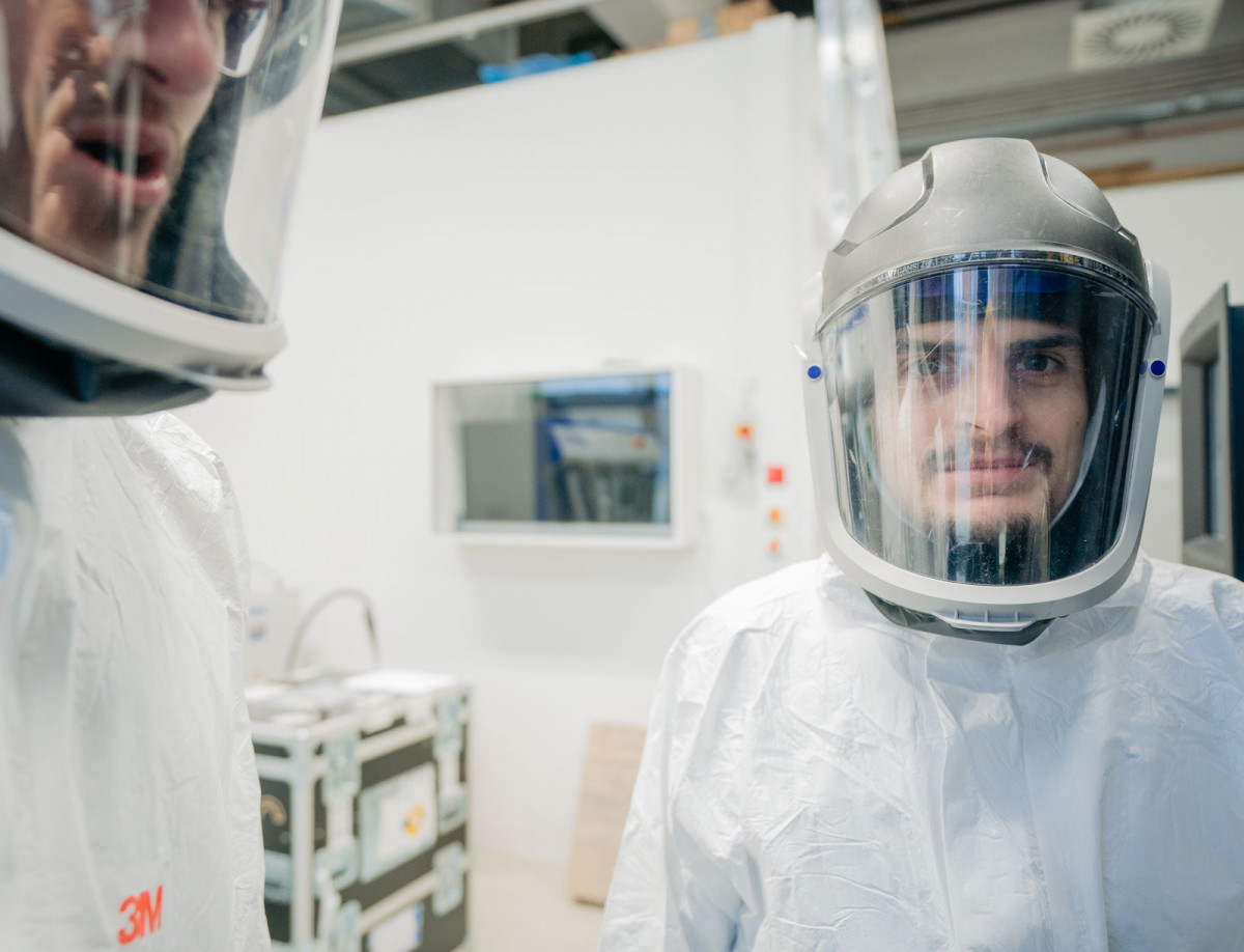 Tizian Arold vom Fachgebiet Metallische Werkstoffe in Schutzkleidung in der Maschinenhalle.