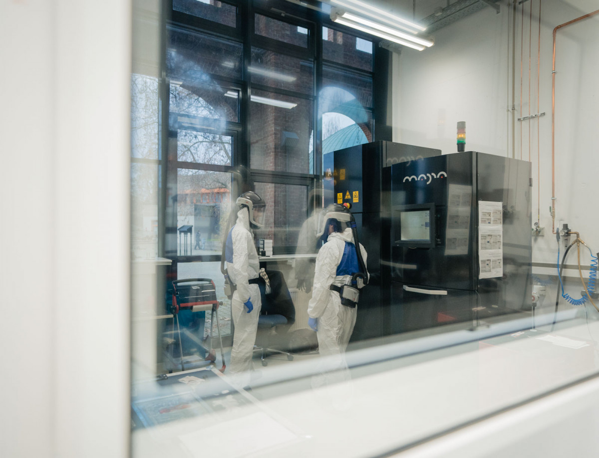 Studierende arbeiten in der Maschinenhalle des Fachbereichs Maschinenbau der Universität Kassel.