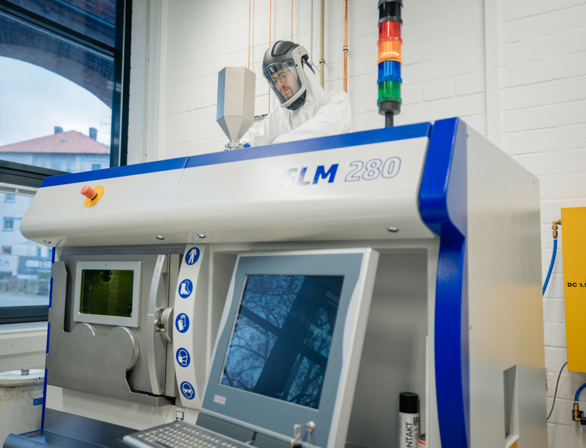 Ein Metalldrucker am Fachgebiet Metallische Werkstoffe der Universität Kassel.