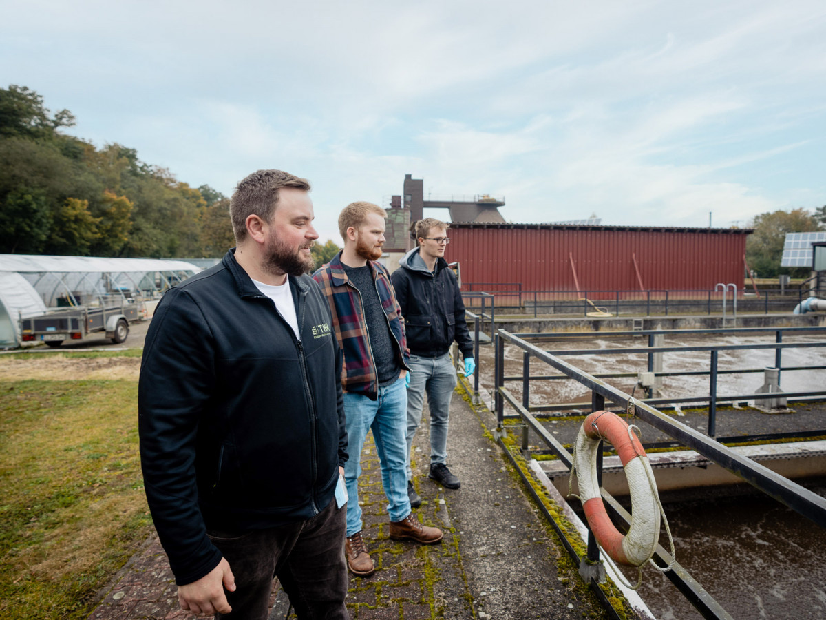 Nils forscht mit seinen Kolleginnen und Kollegen in der Arbeitsgruppe von Prof. Dr. Ulf Theilen daran, Algen für Kläranlagen nutzbar zu machen.