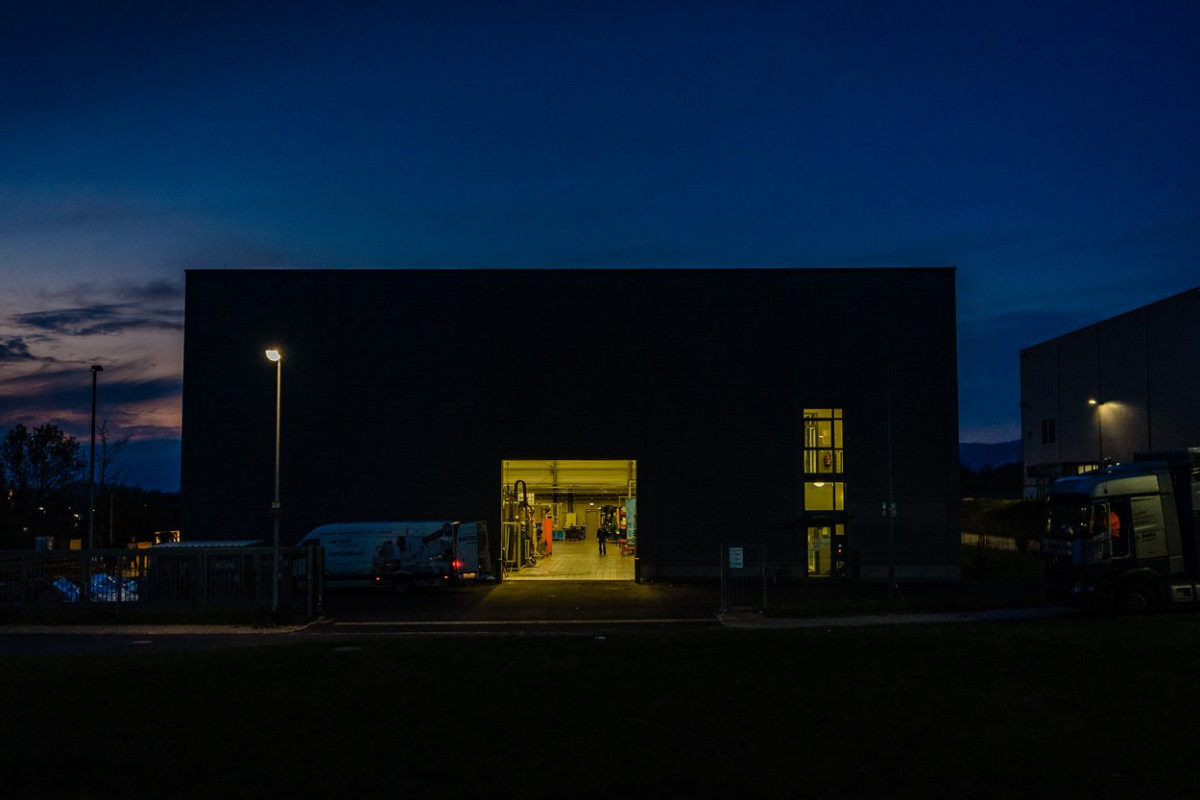 Außenansicht des Gießtechnikums der Universität Kassel bei Dunkelheit.