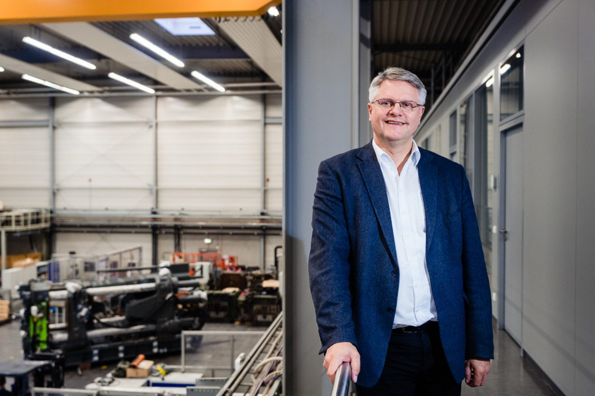 Prof. Martin Fehlbier steht mit Blick in die Kamera in der Maschinenhalle.