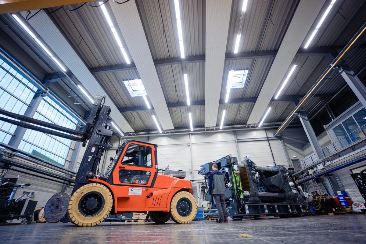 Ein Staplerfahrzeug in der Maschinenhalle am Zentrum für Gussleichtbau und Konstruktion der Universität Kassel.