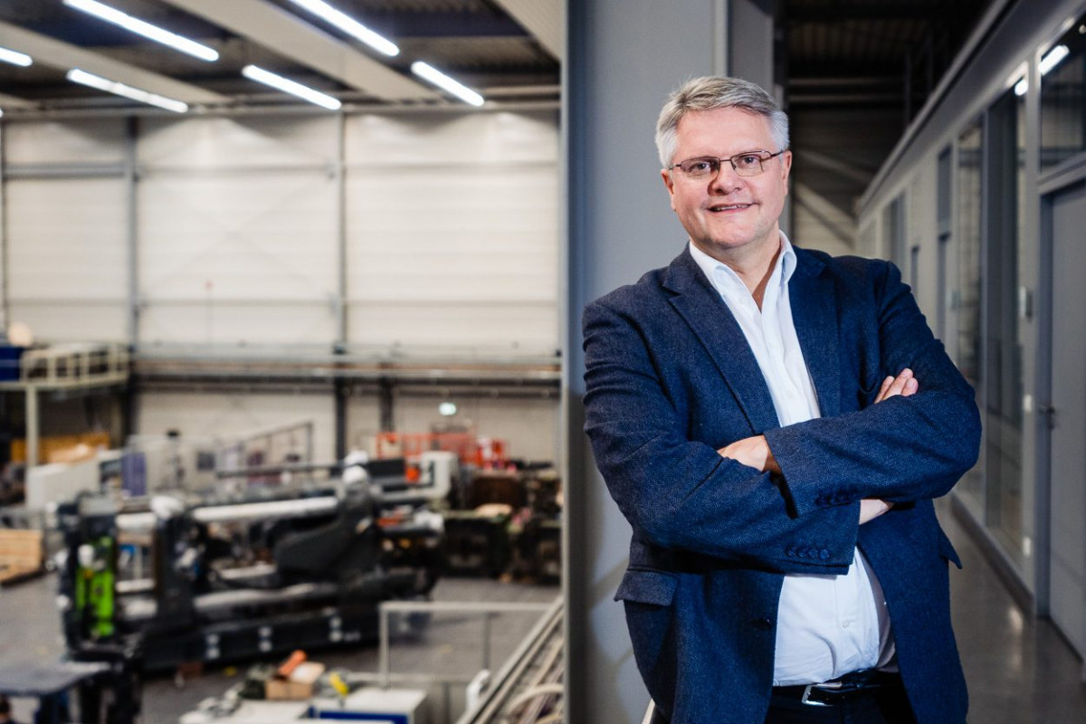 Prof. Dr. Martin Fehlbier  in der Maschinenhalle am Zentrum für Gussleichtbau und Konstruktion der Universität Kassel.