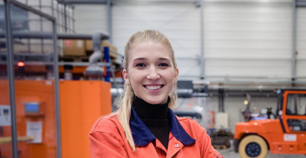 Eine Studentin in der Maschinenhalle am Zentrum für Gussleichtbau und Konstruktion der Universität Kassel.