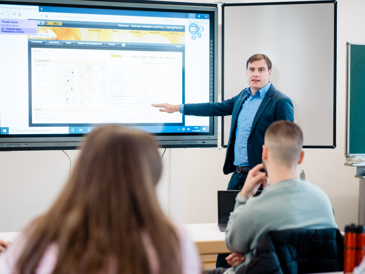 „Der Studiengang kombiniert als einziger in Deutschland das Fachwissen aus Logistik, Management und Lebensmittelproduktion“, erläutert Studiengangsleiter Prof. Dr. Andreas Holzapfel die Besonderheit des Studiengangs Lebensmittellogistik und -management.