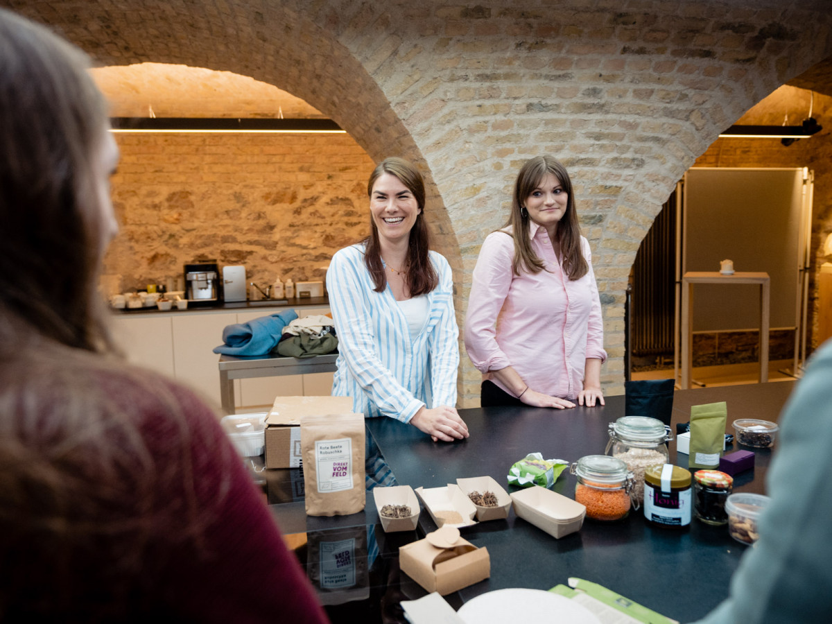 Rahel und Stephanie, zwei Studentinnen aus dem Studiengang, nehmen uns mit in ihr Projekt und präsentieren uns kleine, schmackhafte Bällchen.