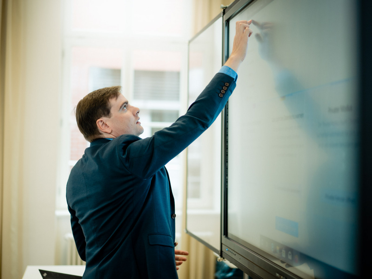 Prof. Dr. Andreas Holzapfel ist der Studiengangsleiter und erläutert die Besonderheit des Studiengangs Lebensmittellogistik und -management.