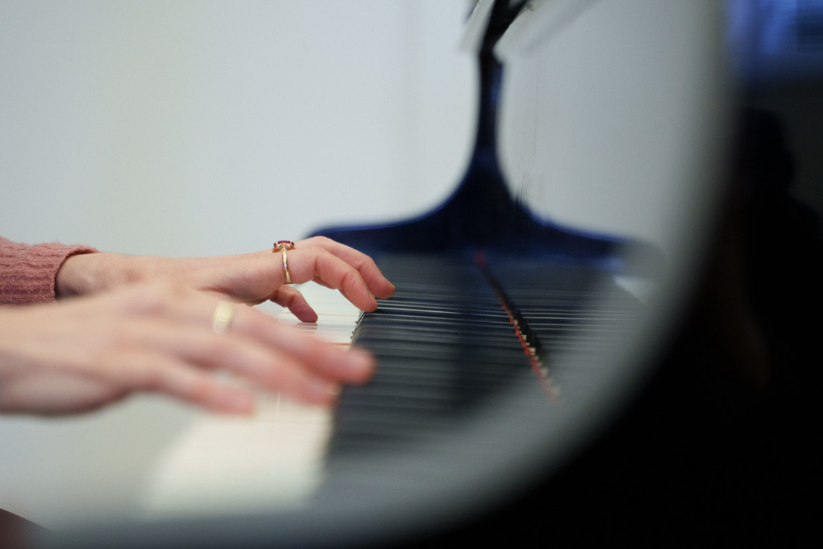 Eine Studentin spielt Klavier.