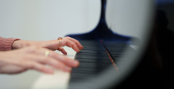 Eine Studentin spielt Klavier.
