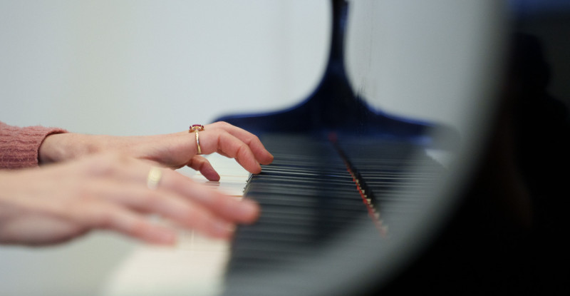 Eine Studentin spielt Klavier.