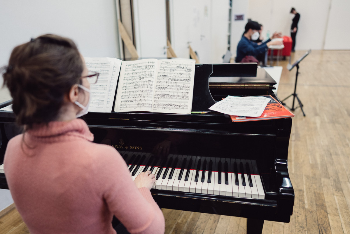 Eine Studentin spielt Klavier.