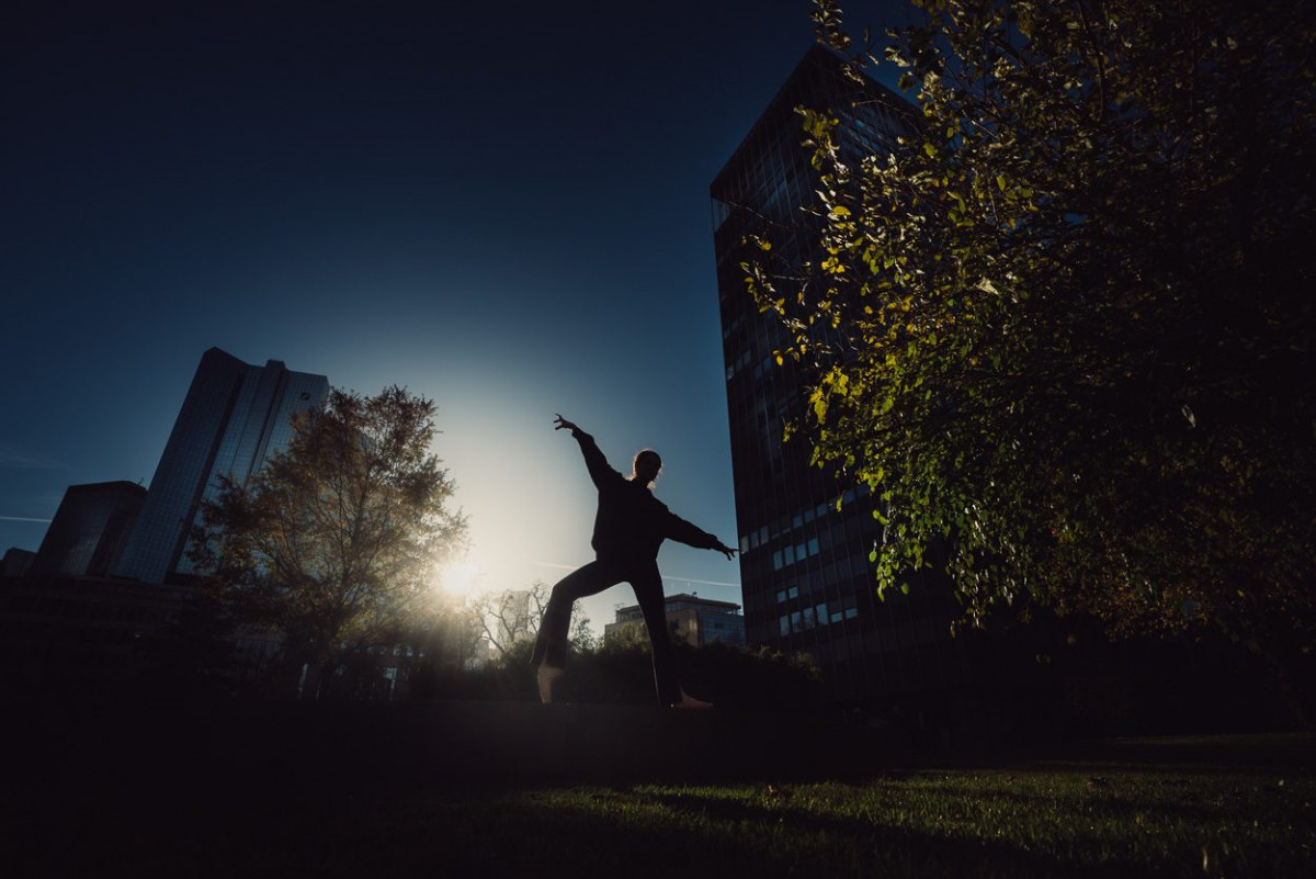 Silhouette der tanzenden Mirjam Motzke im Dunkeln im Frankfurter Opernviertel