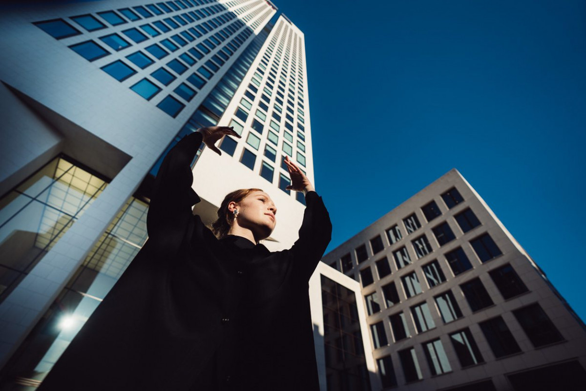 Mirjam Motzke tanzt vor dem Frankfurter Opernturm